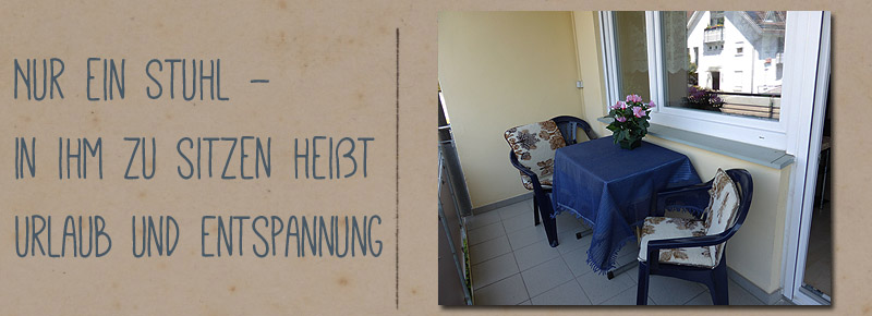 Auf dem Balkon die Sonne genießen.