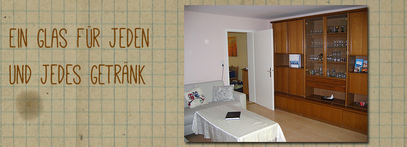 Schöne Holzschränke im Wohnzimmer.